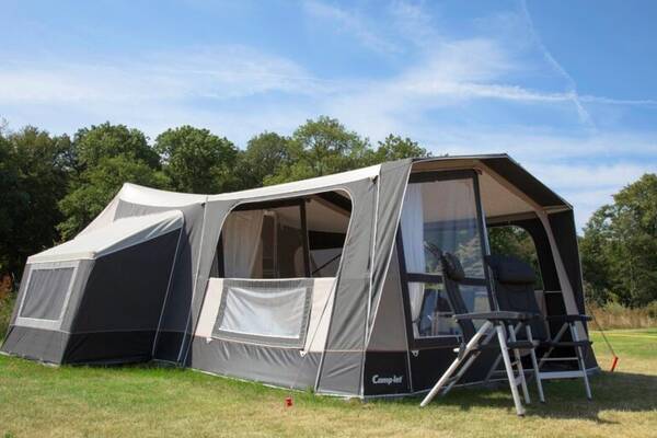 Op Camping Anna&rsquo;s Hoeve staat een ingerichte vouwwagen klaar